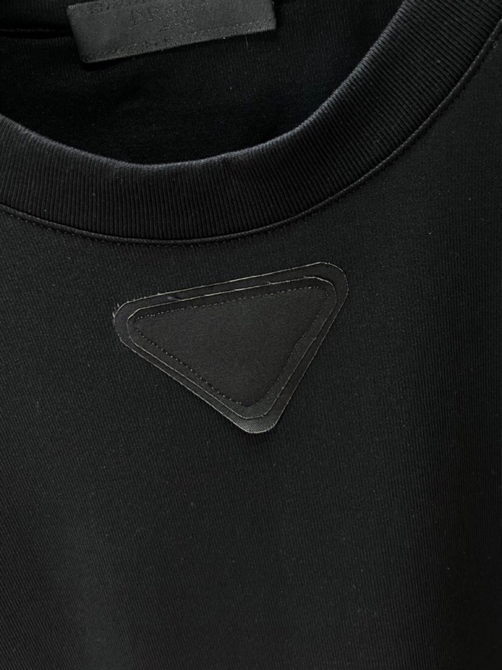  Prada 普拉达2025新款首发最新款三角标无袖背心，高端订制 设计前卫时尚！品牌logo重工艺设计