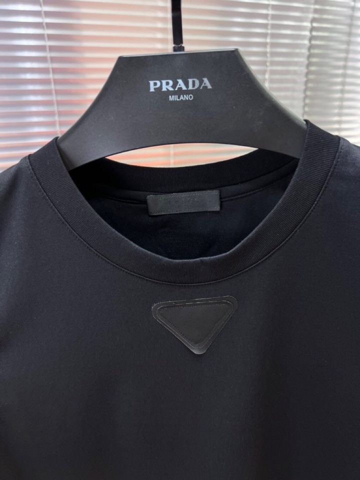  Prada 普拉达2025新款首发最新款三角标无袖背心，高端订制 设计前卫时尚！品牌logo重工艺设计