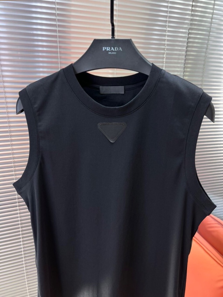  Prada 普拉达2025新款首发最新款三角标无袖背心，高端订制 设计前卫时尚！品牌logo重工艺设计