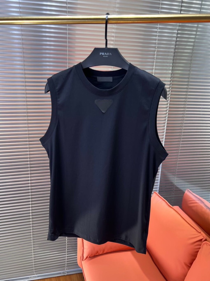  Prada 普拉达2025新款首发最新款三角标无袖背心，高端订制 设计前卫时尚！品牌logo重工艺设计