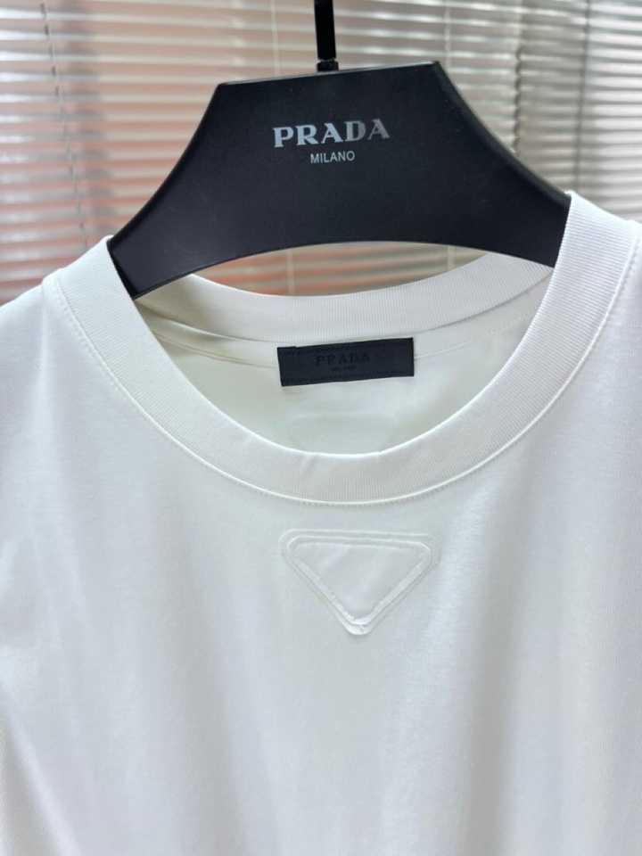  Prada 普拉达2025新款首发最新款三角标无袖背心，高端订制 设计前卫时尚！品牌logo重工艺设计