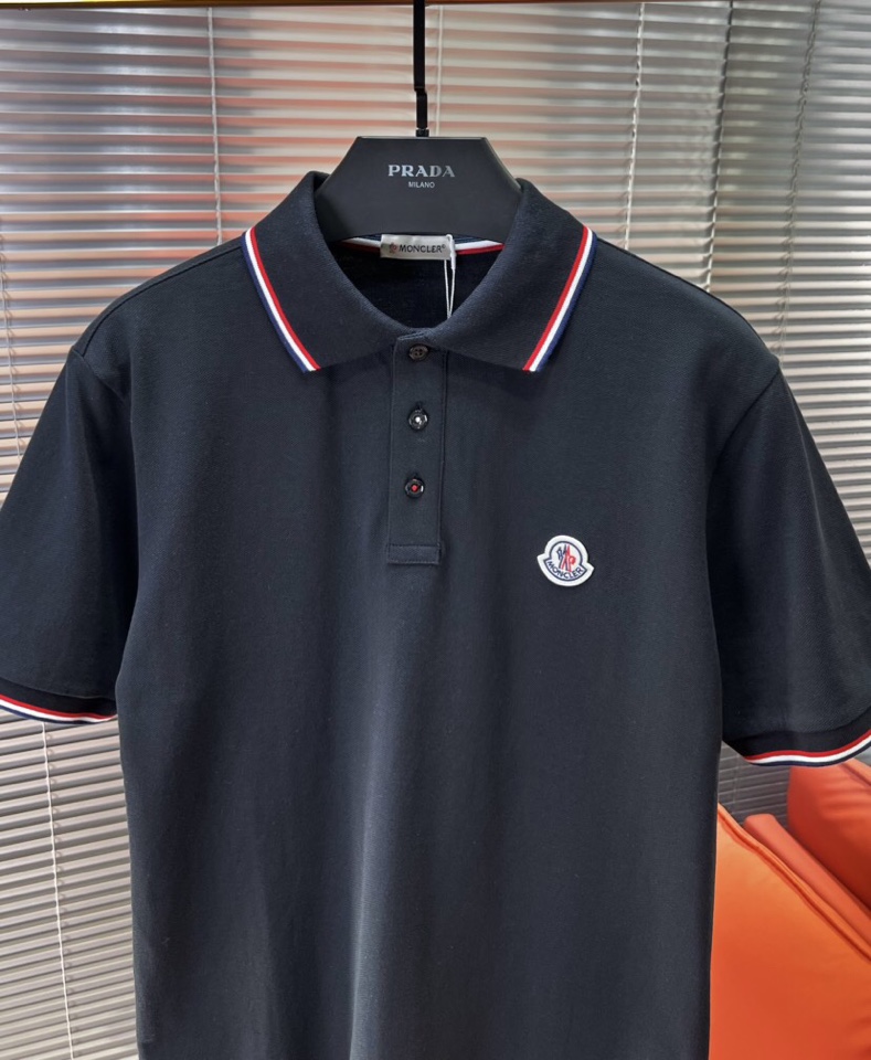  Moncler  蒙口25ss新款男士刺绣logo短袖翻领T恤Polo衫，进口纯棉珠地面料呈现。轻盈柔