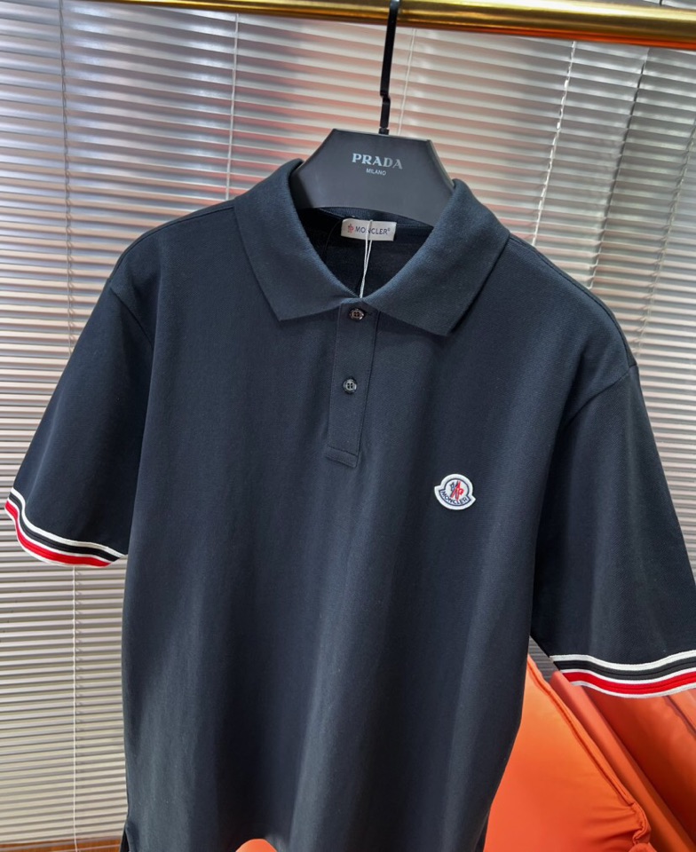  Moncler  蒙口标识章仔，采用210克纯棉珠地面料，定制 同缸染面料  ，版型挺阔有型 ，一线品