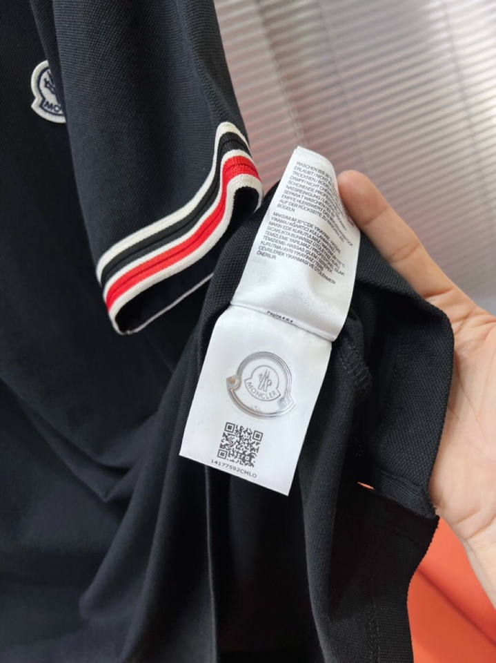  Moncler  蒙口标识章仔，采用210克纯棉珠地面料，定制 同缸染面料  ，版型挺阔有型 ，一线品