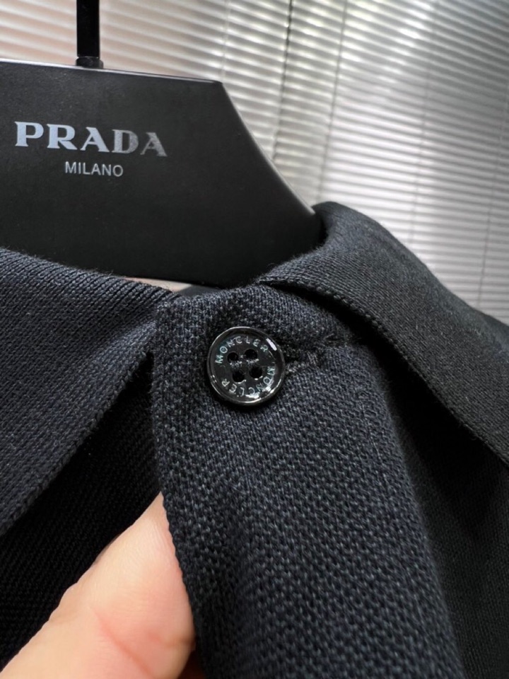  Moncler  蒙口标识章仔，采用210克纯棉珠地面料，定制 同缸染面料  ，版型挺阔有型 ，一线品
