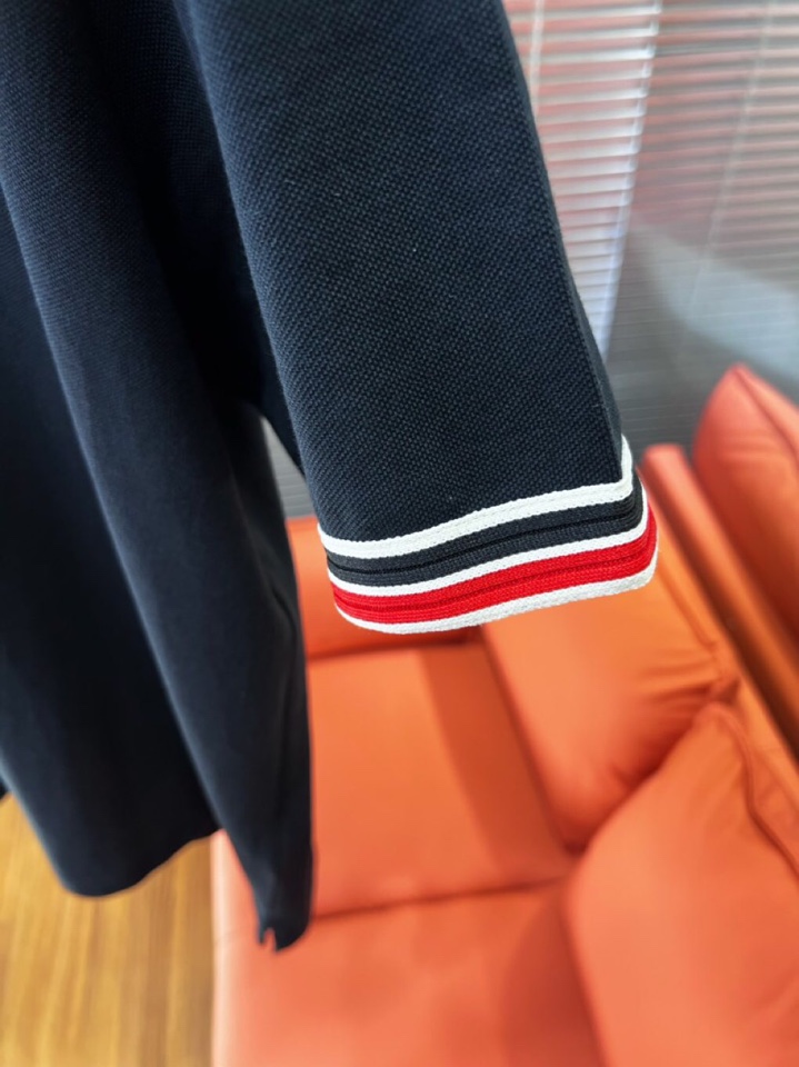  Moncler  蒙口标识章仔，采用210克纯棉珠地面料，定制 同缸染面料  ，版型挺阔有型 ，一线品