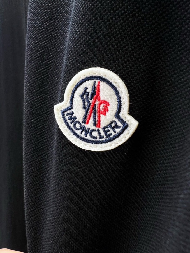  Moncler  蒙口标识章仔，采用210克纯棉珠地面料，定制 同缸染面料  ，版型挺阔有型 ，一线品