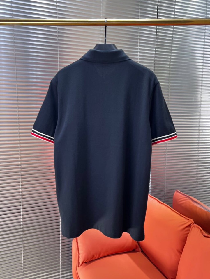  Moncler  蒙口标识章仔，采用210克纯棉珠地面料，定制 同缸染面料  ，版型挺阔有型 ，一线品