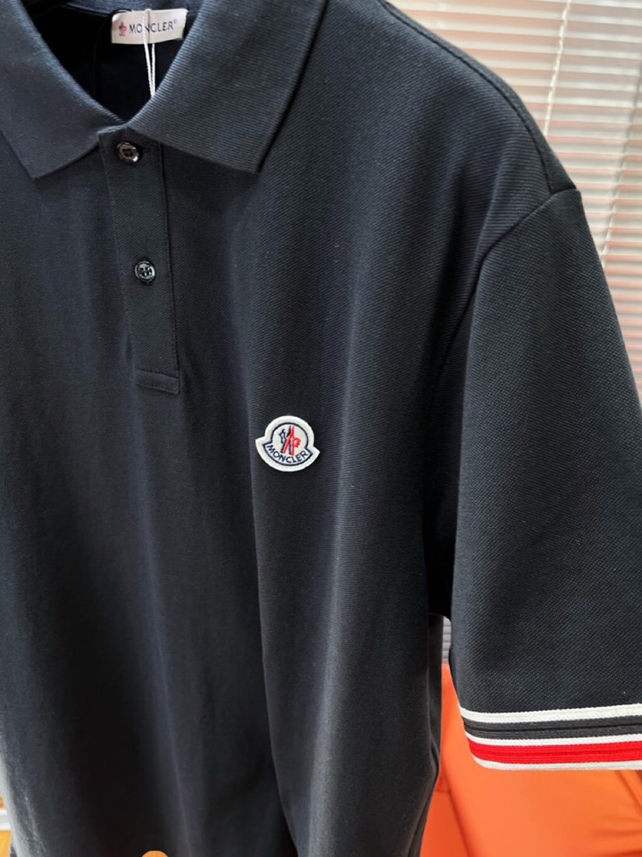  Moncler  蒙口标识章仔，采用210克纯棉珠地面料，定制 同缸染面料  ，版型挺阔有型 ，一线品