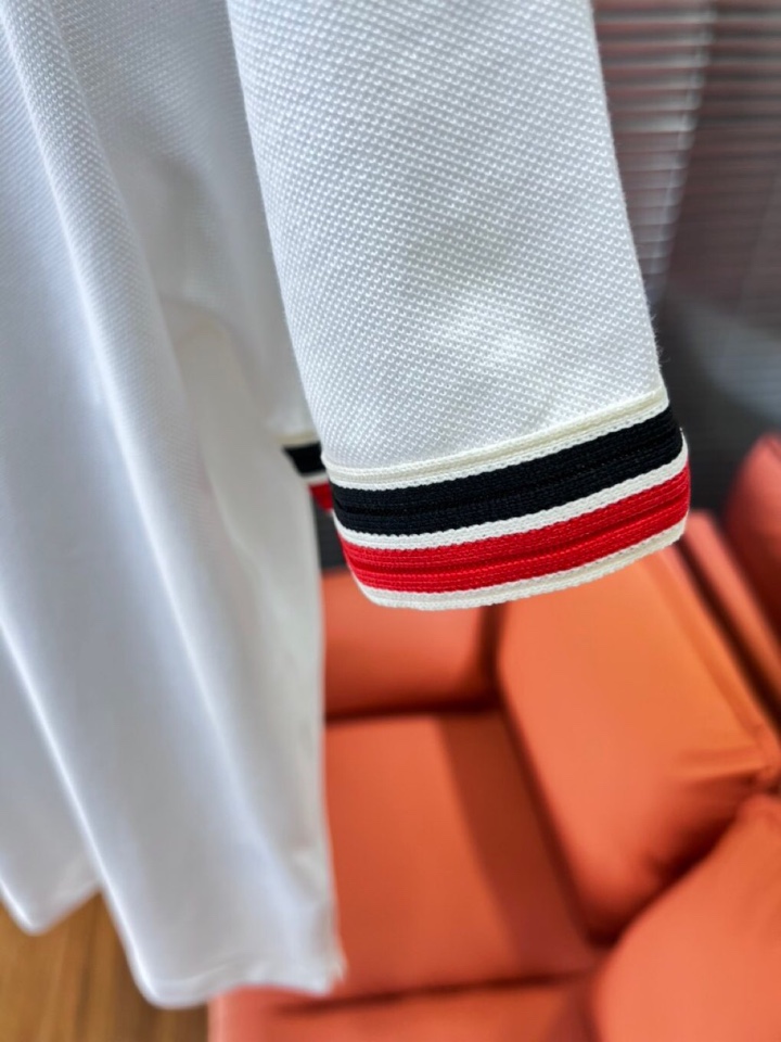  Moncler  蒙口标识章仔，采用210克纯棉珠地面料，定制 同缸染面料  ，版型挺阔有型 ，一线品