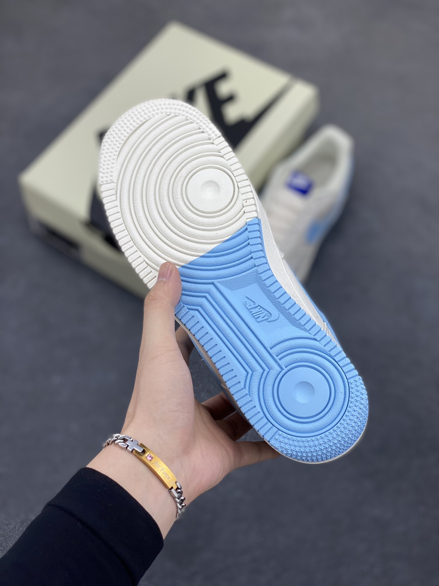 图片[5]-NIke Air Force 1 \’07 Low “米蓝浪花”空军一号 低帮 运动鞋 休闲鞋 折边针车 工艺难度大 原楦头原纸板 原装鞋盒 定制五金配件 内置全掌气垫 原厂鞋底 货号：CS5288-027 尺码：36 36.5 37.5 38 38.5 39 40 40.5 41 42 42.5 43 44 44.5 45-选品中心