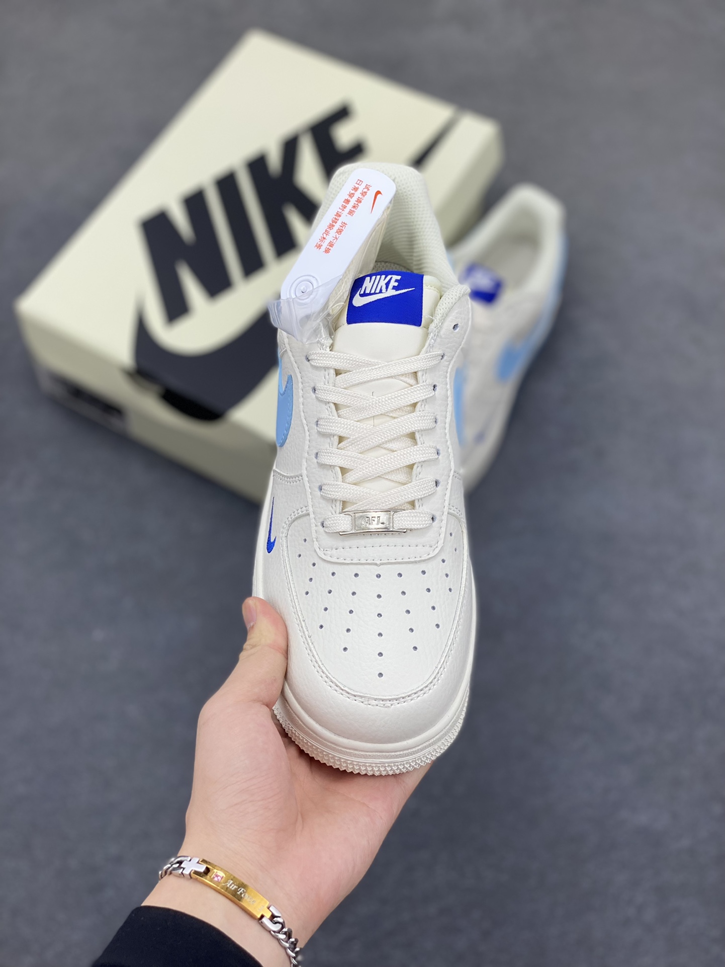 图片[2]-NIke Air Force 1 \’07 Low “米蓝浪花”空军一号 低帮 运动鞋 休闲鞋 折边针车 工艺难度大 原楦头原纸板 原装鞋盒 定制五金配件 内置全掌气垫 原厂鞋底 货号：CS5288-027 尺码：36 36.5 37.5 38 38.5 39 40 40.5 41 42 42.5 43 44 44.5 45-选品中心