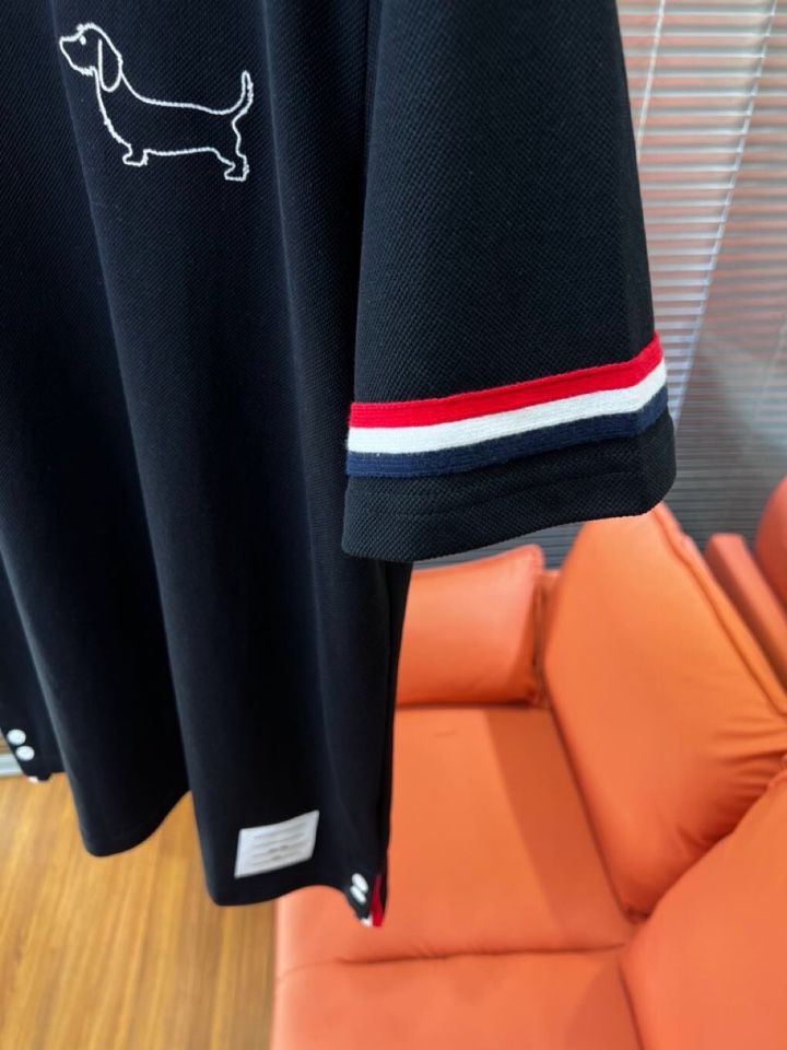  THOM BROWNE 汤姆布朗 TB新款织带短袖圆领套装，简笔画刺绣腊肠小狗🐕，下摆织带拼接开衩经典