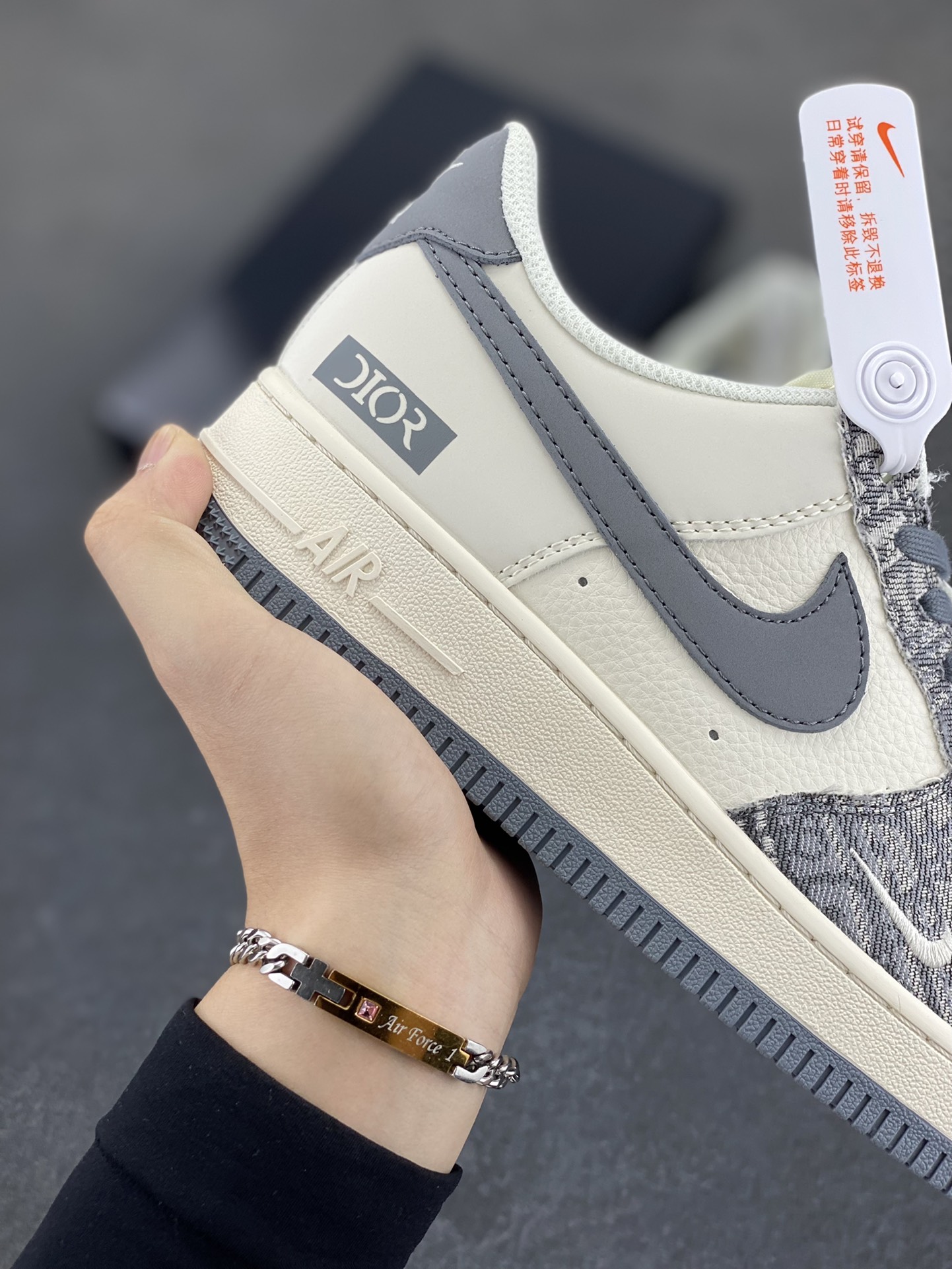 图片[6]-NIke Air Force 1 \’07 Low “迪奥联名——灰花纹织布”空军一号 低帮 运动鞋 休闲鞋 折边针车 工艺难度大 原楦头原纸板 原装鞋盒 定制五金配件 内置全掌气垫 原厂鞋底 货号：XS1958-580 尺码：36 36.5 37.5 38 38.5 39 40 40.5 41 42 42.5 43 44 44.5 45-选品中心