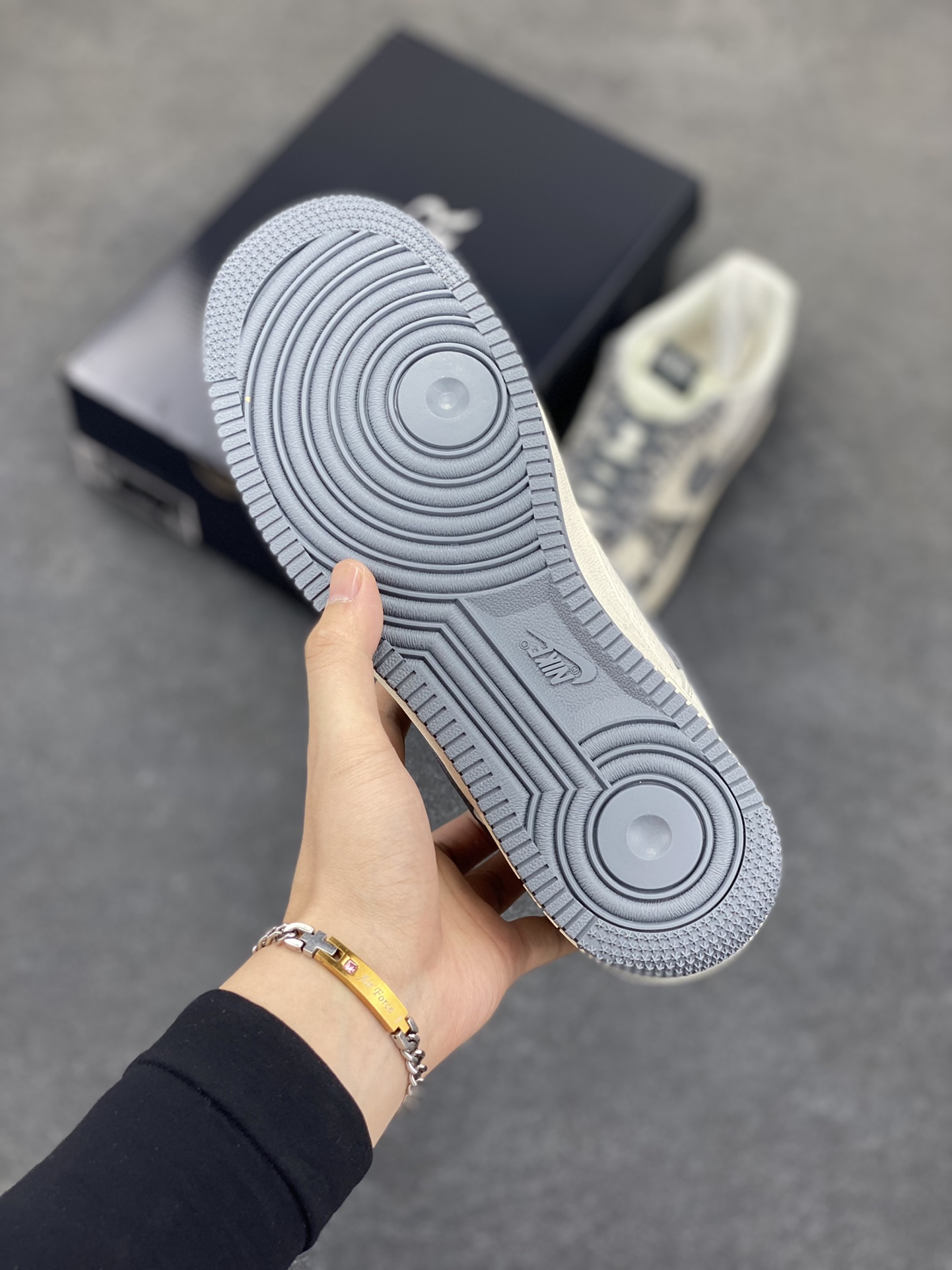 图片[5]-NIke Air Force 1 \’07 Low “迪奥联名——灰花纹织布”空军一号 低帮 运动鞋 休闲鞋 折边针车 工艺难度大 原楦头原纸板 原装鞋盒 定制五金配件 内置全掌气垫 原厂鞋底 货号：XS1958-580 尺码：36 36.5 37.5 38 38.5 39 40 40.5 41 42 42.5 43 44 44.5 45-选品中心