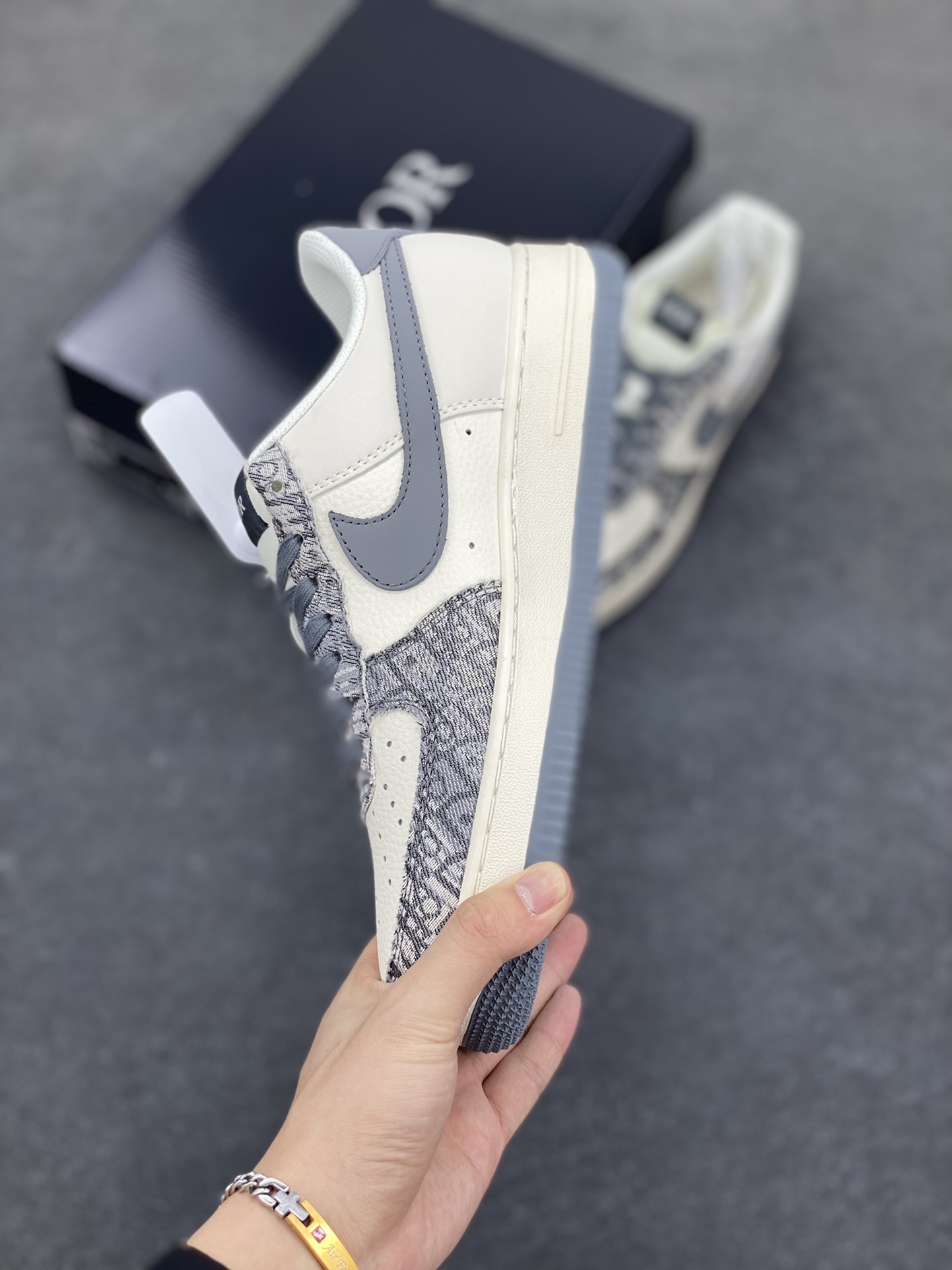 图片[3]-NIke Air Force 1 \’07 Low “迪奥联名——灰花纹织布”空军一号 低帮 运动鞋 休闲鞋 折边针车 工艺难度大 原楦头原纸板 原装鞋盒 定制五金配件 内置全掌气垫 原厂鞋底 货号：XS1958-580 尺码：36 36.5 37.5 38 38.5 39 40 40.5 41 42 42.5 43 44 44.5 45-选品中心