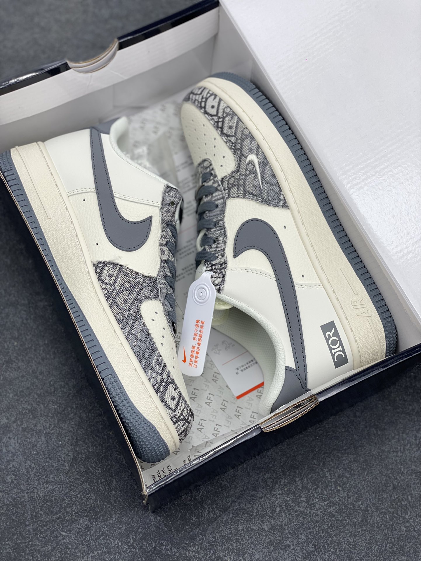 图片[9]-NIke Air Force 1 \’07 Low “迪奥联名——灰花纹织布”空军一号 低帮 运动鞋 休闲鞋 折边针车 工艺难度大 原楦头原纸板 原装鞋盒 定制五金配件 内置全掌气垫 原厂鞋底 货号：XS1958-580 尺码：36 36.5 37.5 38 38.5 39 40 40.5 41 42 42.5 43 44 44.5 45-选品中心