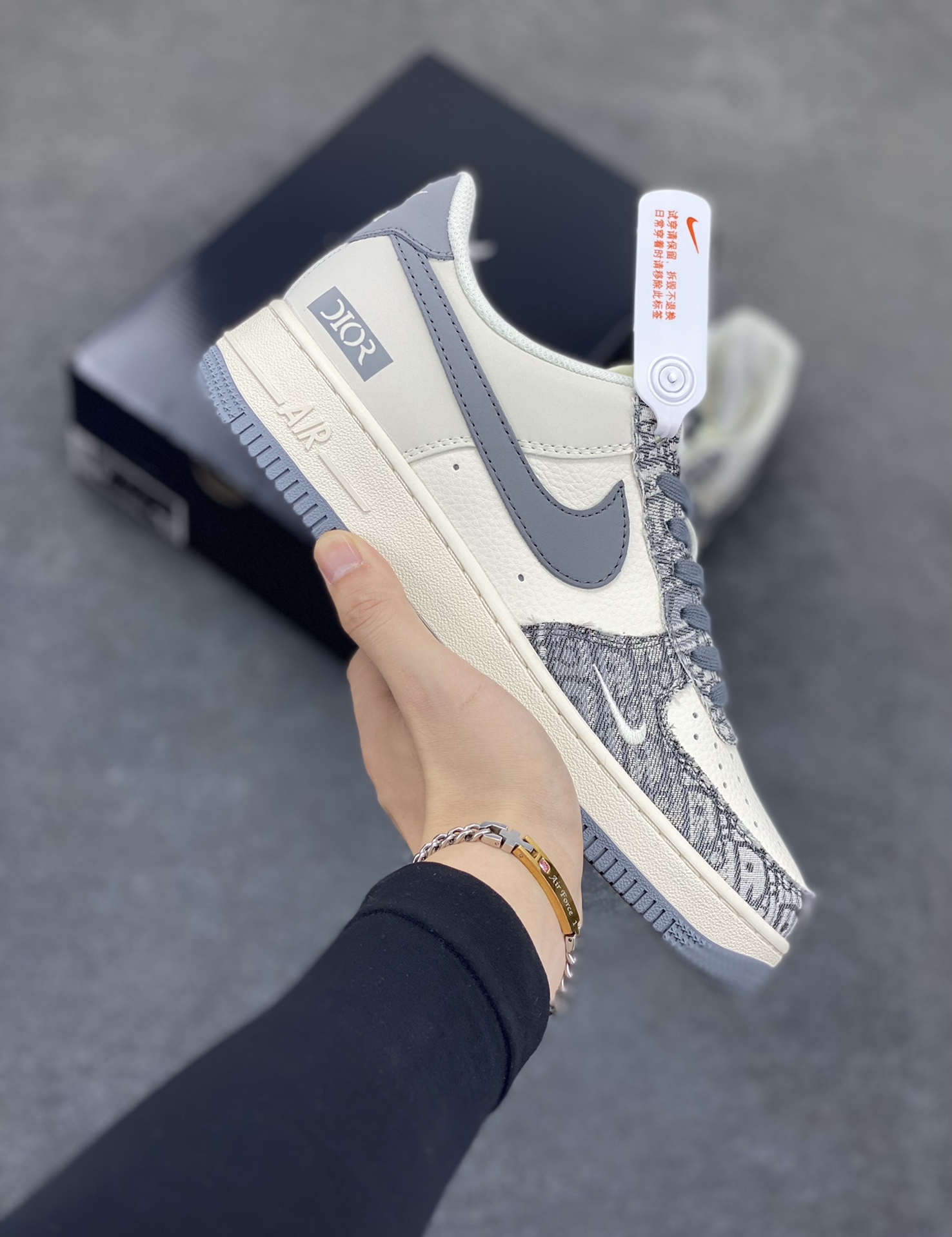 NIke Air Force 1 \'07 Low “迪奥联名——灰花纹织布”空军一号 低帮 运动鞋 休闲鞋 折边针车 工艺难度大 原楦头原纸板 原装鞋盒 定制五金配件 内置全掌气垫 原厂鞋底 货号：XS1958-580 尺码：36 36.5 37.5 38 38.5 39 40 40.5 41 42 42.5 43 44 44.5 45-选品中心