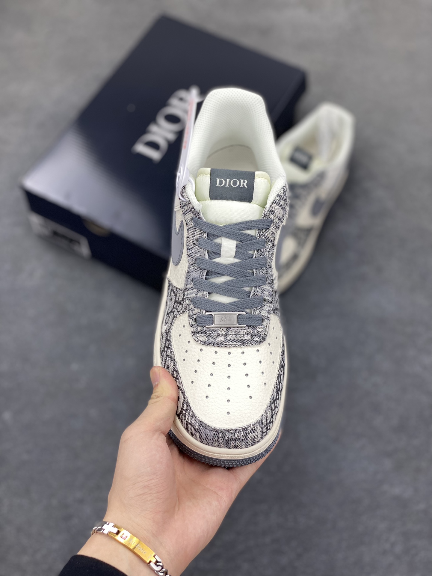 图片[2]-NIke Air Force 1 \’07 Low “迪奥联名——灰花纹织布”空军一号 低帮 运动鞋 休闲鞋 折边针车 工艺难度大 原楦头原纸板 原装鞋盒 定制五金配件 内置全掌气垫 原厂鞋底 货号：XS1958-580 尺码：36 36.5 37.5 38 38.5 39 40 40.5 41 42 42.5 43 44 44.5 45-选品中心