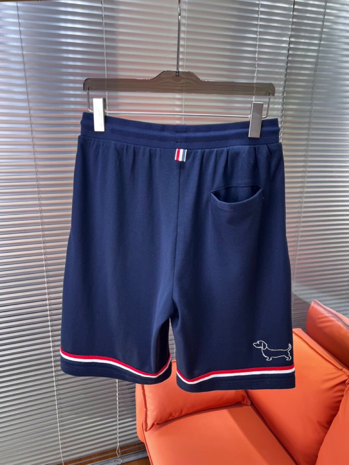  THOM BROWNE 汤姆布朗 TB新款织带短袖圆领套装，简笔画刺绣腊肠小狗🐕，下摆织带拼接开衩经典