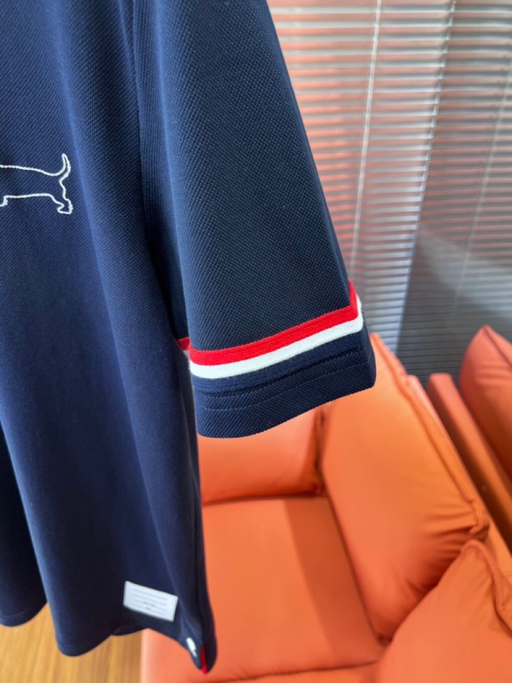  THOM BROWNE 汤姆布朗 TB新款织带短袖圆领套装，简笔画刺绣腊肠小狗🐕，下摆织带拼接开衩经典