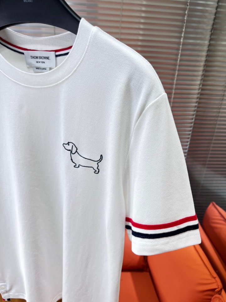  THOM BROWNE 汤姆布朗 TB新款织带短袖圆领套装，简笔画刺绣腊肠小狗🐕，下摆织带拼接开衩经典