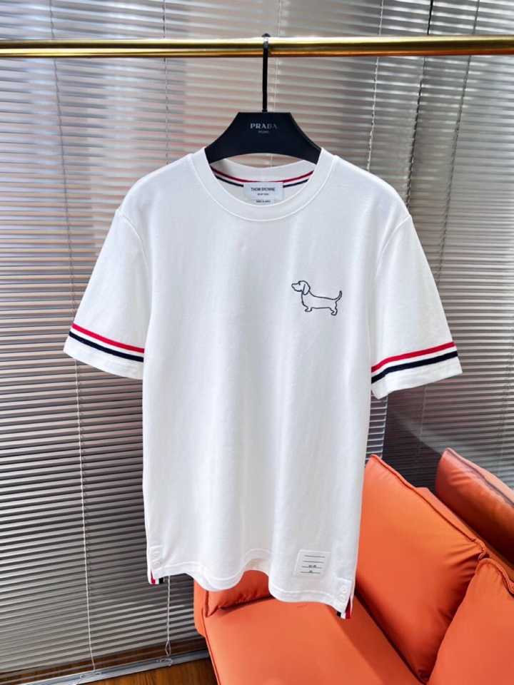  THOM BROWNE 汤姆布朗 TB新款织带短袖圆领套装，简笔画刺绣腊肠小狗🐕，下摆织带拼接开衩经典