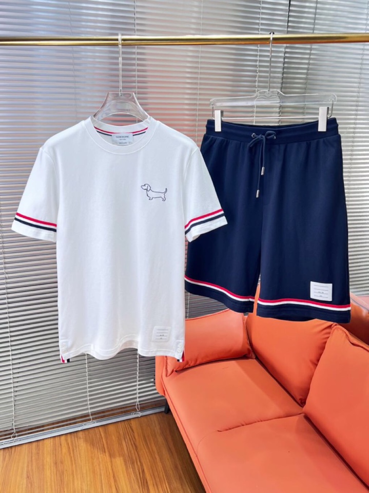  THOM BROWNE 汤姆布朗 TB新款织带短袖圆领套装，简笔画刺绣腊肠小狗🐕，下摆织带拼接开衩经典