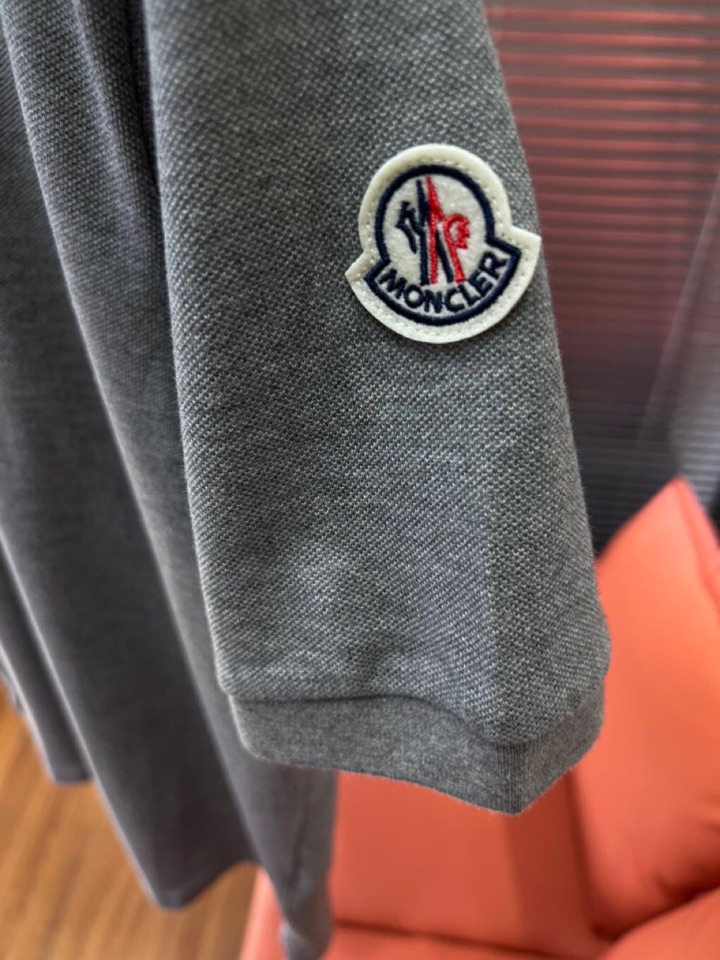  Moncler  蒙口25ss新款男士刺绣logo短袖翻领T恤Polo衫，进口纯棉珠地面料呈现。轻盈柔