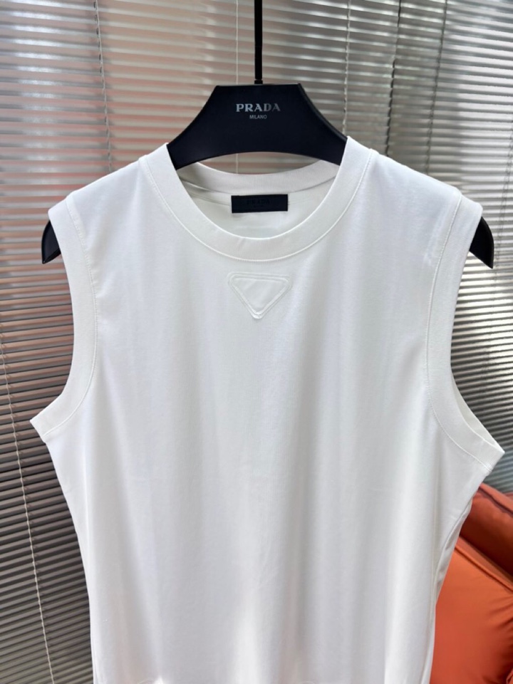  Prada 普拉达2025新款首发最新款三角标无袖背心套装，高端订制 设计前卫时尚！品牌logo重工艺