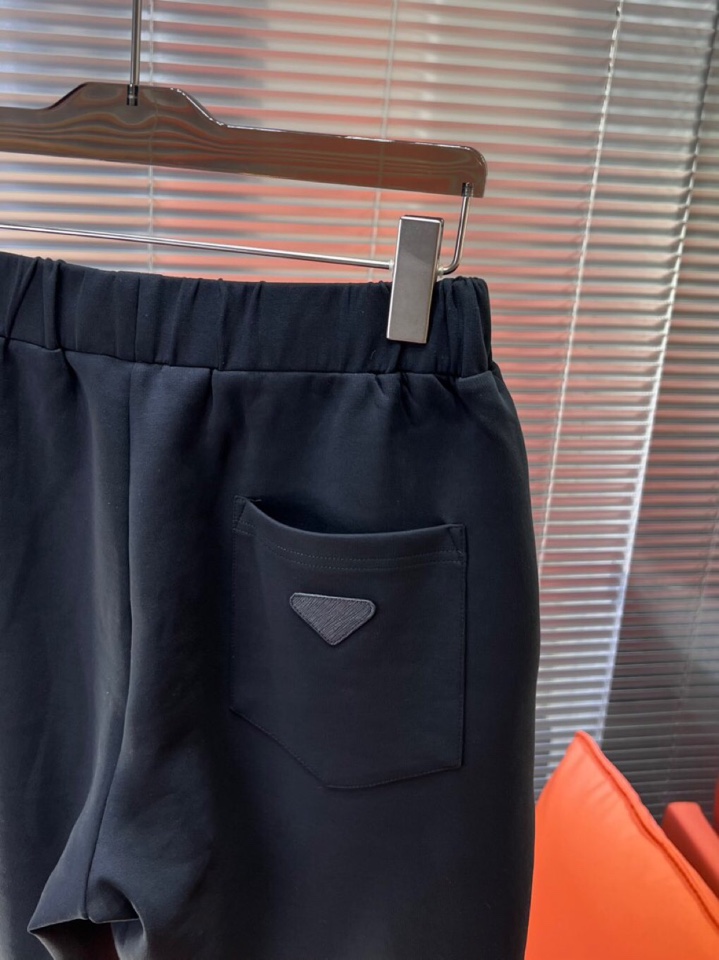  Prada 普拉达2025新款首发最新款三角标无袖背心套装，高端订制 设计前卫时尚！品牌logo重工艺
