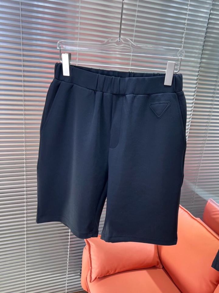  Prada 普拉达2025新款首发最新款三角标无袖背心套装，高端订制 设计前卫时尚！品牌logo重工艺