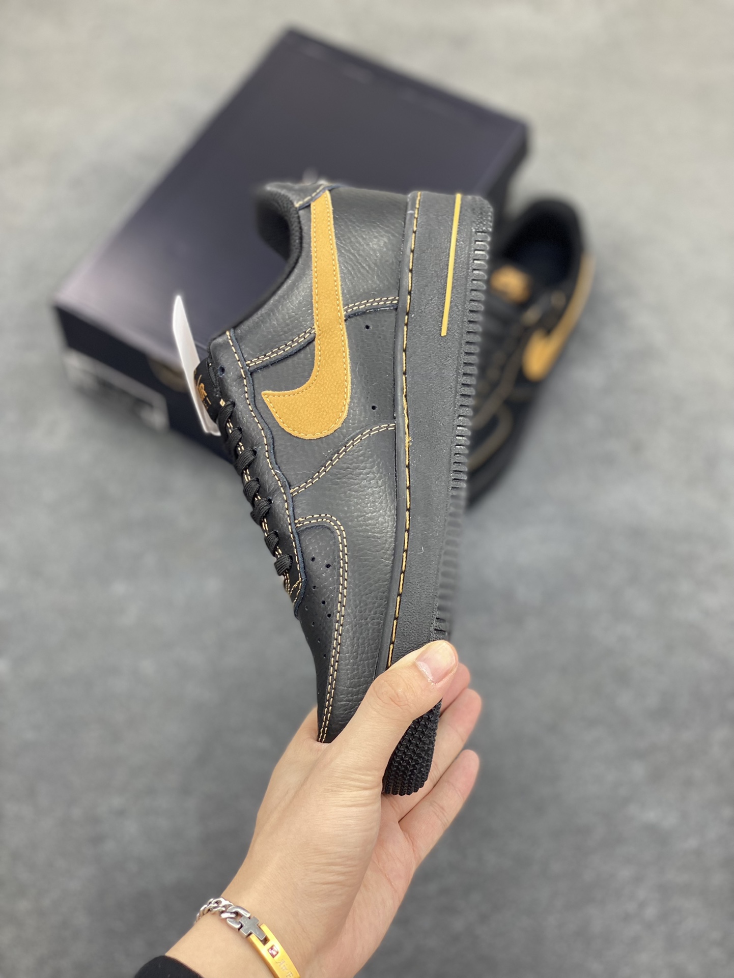 图片[3]-福利特价 Nike Air Force 1 Low 黑黄 原楦头原纸板 打造纯正空军版型 专注外贸渠道 全掌内置蜂窝气垫 原盒配件 原厂中底钢印、拉帮完美 货号：HQ2037-003 尺码：36 36.5 37.5 38 38.5 39 40 40.5 41 42 42.5 43 44 44.5 45-选品中心