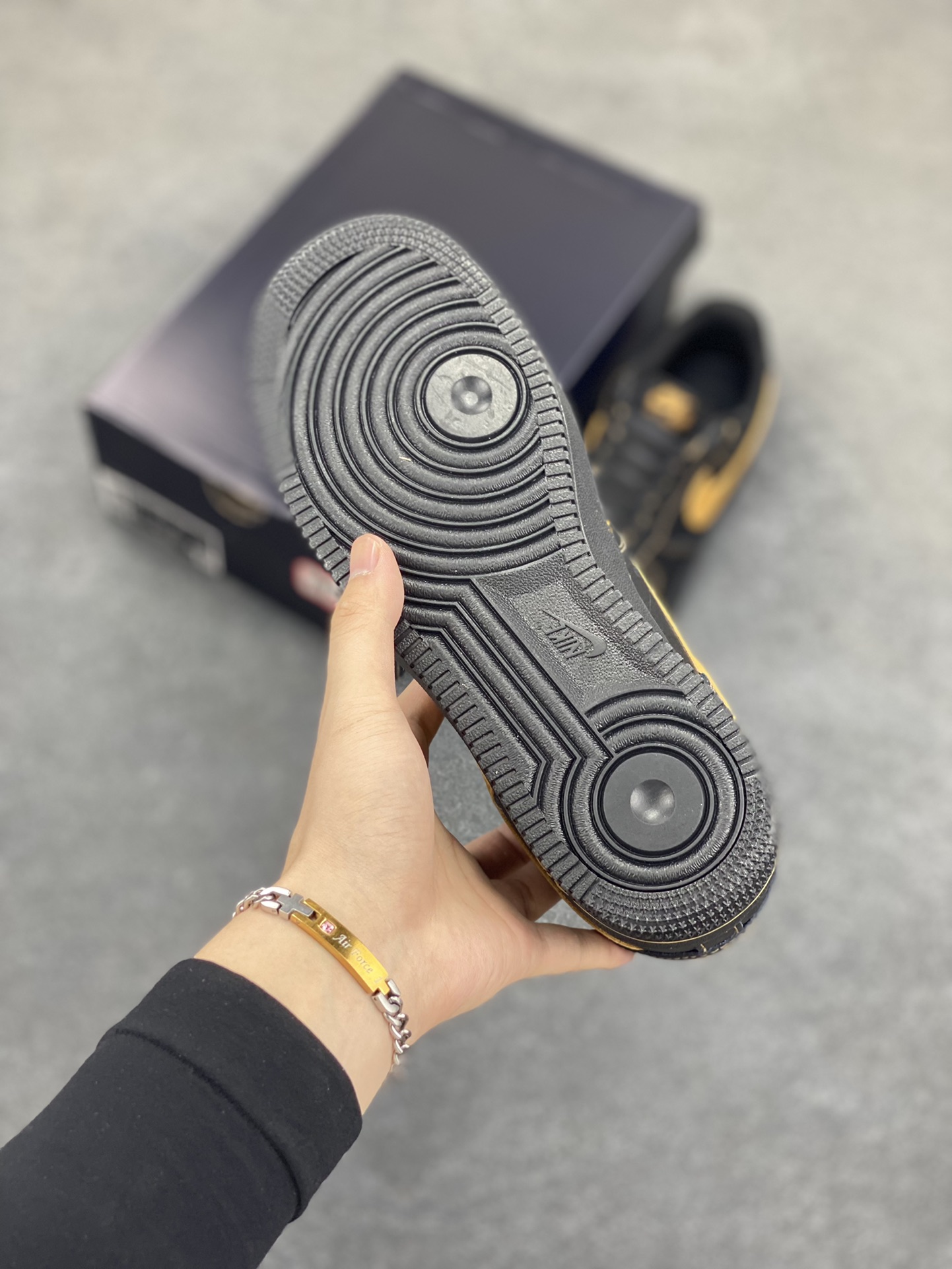 图片[5]-福利特价 Nike Air Force 1 Low 黑黄 原楦头原纸板 打造纯正空军版型 专注外贸渠道 全掌内置蜂窝气垫 原盒配件 原厂中底钢印、拉帮完美 货号：HQ2037-003 尺码：36 36.5 37.5 38 38.5 39 40 40.5 41 42 42.5 43 44 44.5 45-选品中心