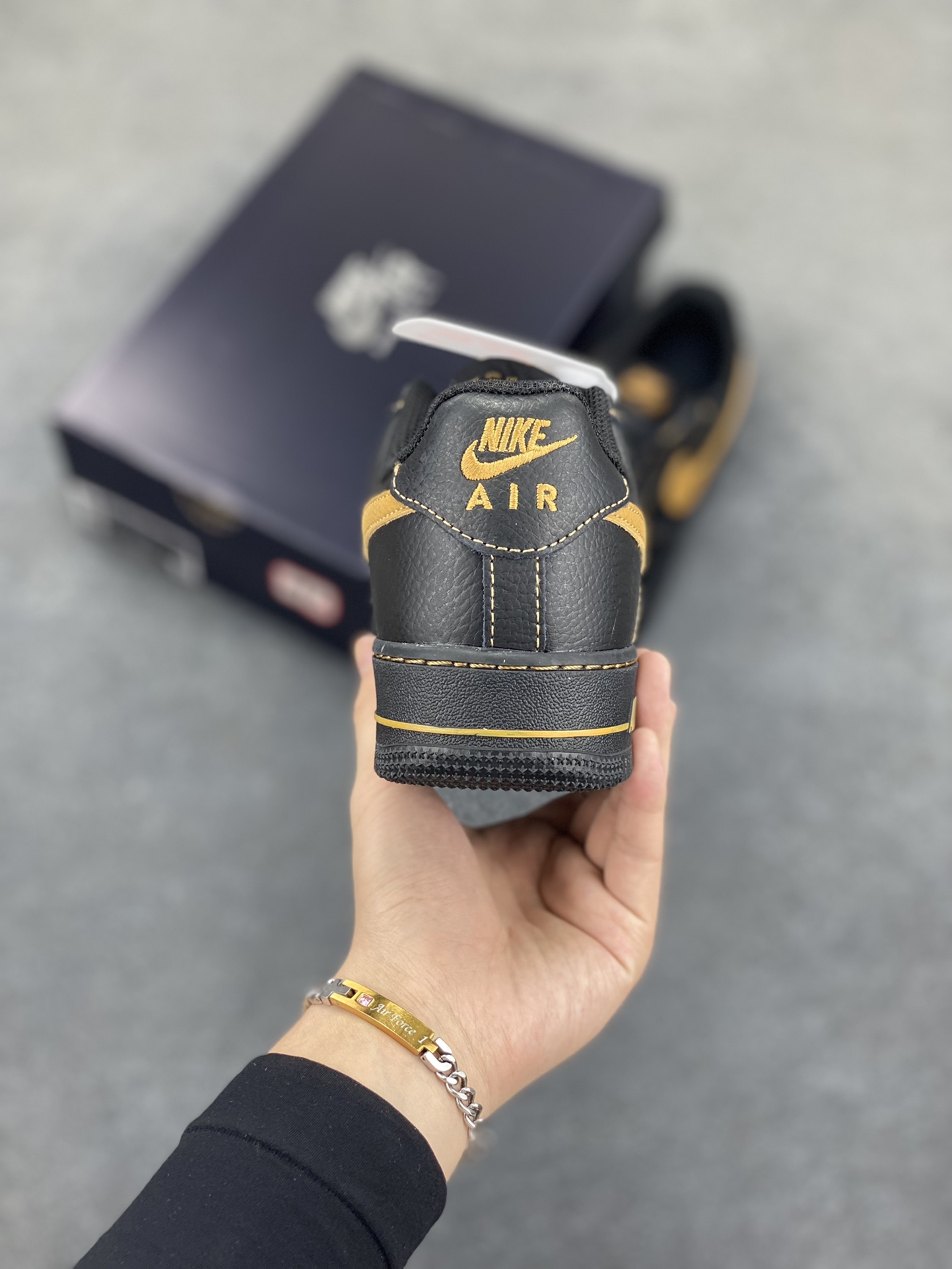 图片[4]-福利特价 Nike Air Force 1 Low 黑黄 原楦头原纸板 打造纯正空军版型 专注外贸渠道 全掌内置蜂窝气垫 原盒配件 原厂中底钢印、拉帮完美 货号：HQ2037-003 尺码：36 36.5 37.5 38 38.5 39 40 40.5 41 42 42.5 43 44 44.5 45-选品中心