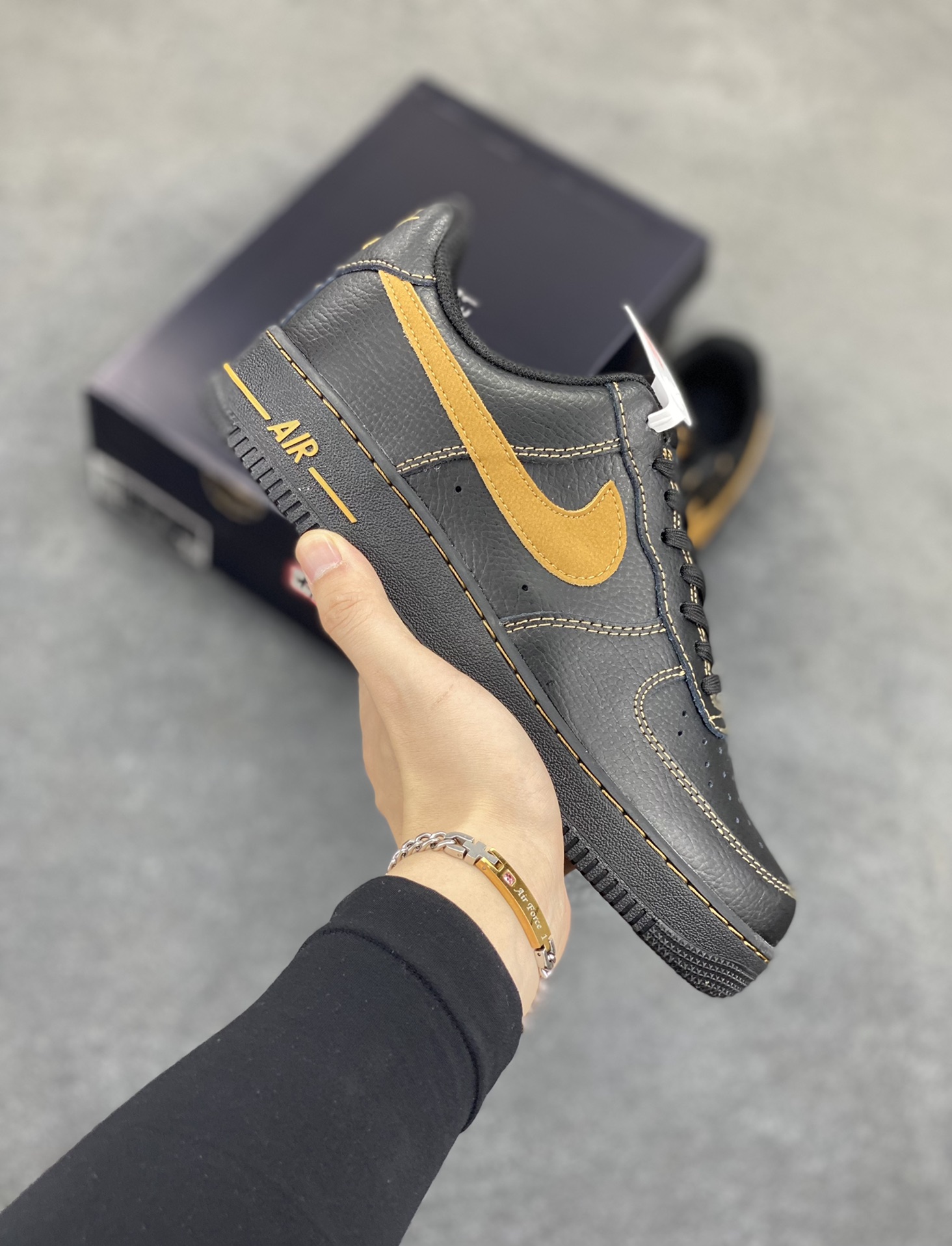 福利特价 Nike Air Force 1 Low 黑黄 原楦头原纸板 打造纯正空军版型 专注外贸渠道 全掌内置蜂窝气垫 原盒配件 原厂中底钢印、拉帮完美 货号：HQ2037-003 尺码：36 36.5 37.5 38 38.5 39 40 40.5 41 42 42.5 43 44 44.5 45-选品中心