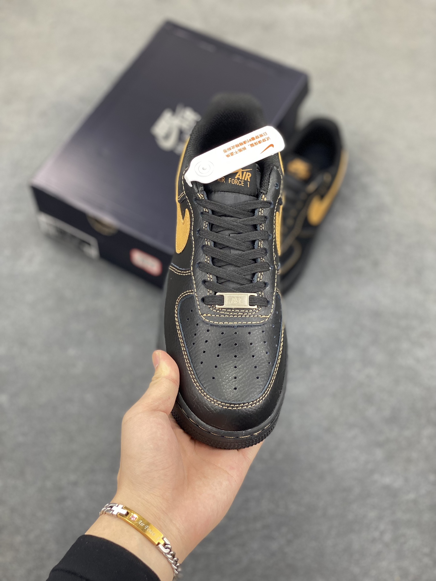 图片[2]-福利特价 Nike Air Force 1 Low 黑黄 原楦头原纸板 打造纯正空军版型 专注外贸渠道 全掌内置蜂窝气垫 原盒配件 原厂中底钢印、拉帮完美 货号：HQ2037-003 尺码：36 36.5 37.5 38 38.5 39 40 40.5 41 42 42.5 43 44 44.5 45-选品中心