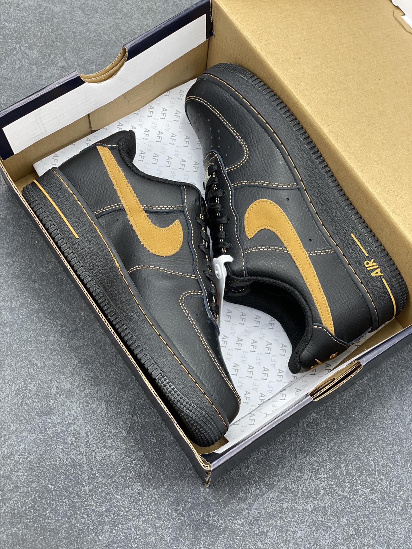 图片[9]-福利特价 Nike Air Force 1 Low 黑黄 原楦头原纸板 打造纯正空军版型 专注外贸渠道 全掌内置蜂窝气垫 原盒配件 原厂中底钢印、拉帮完美 货号：HQ2037-003 尺码：36 36.5 37.5 38 38.5 39 40 40.5 41 42 42.5 43 44 44.5 45-选品中心