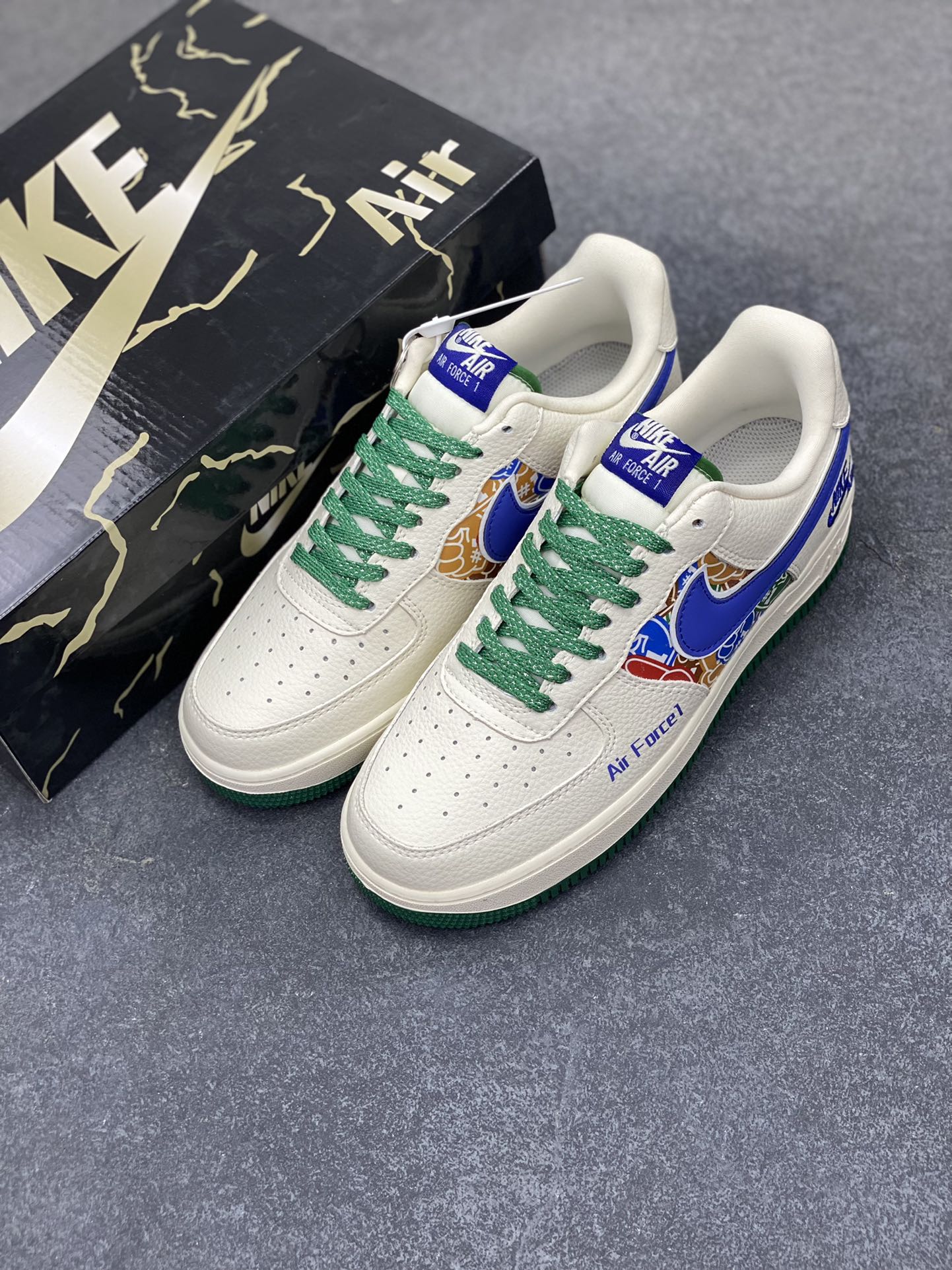 图片[8]-Nike Air Force 1 \’07 Low “NIKE联名——米蓝绿拼接”空军一号 低帮 运动鞋 休闲鞋 折边针车 工艺难度大 原楦头原纸板 原装鞋盒 定制五金配件 内置全掌气垫 原厂鞋底 货号：KJ1688-001 尺码：36 36.5 37.5 38 38.5 39 40 40.5 41 42 42.5 43 44 44.5 45-选品中心