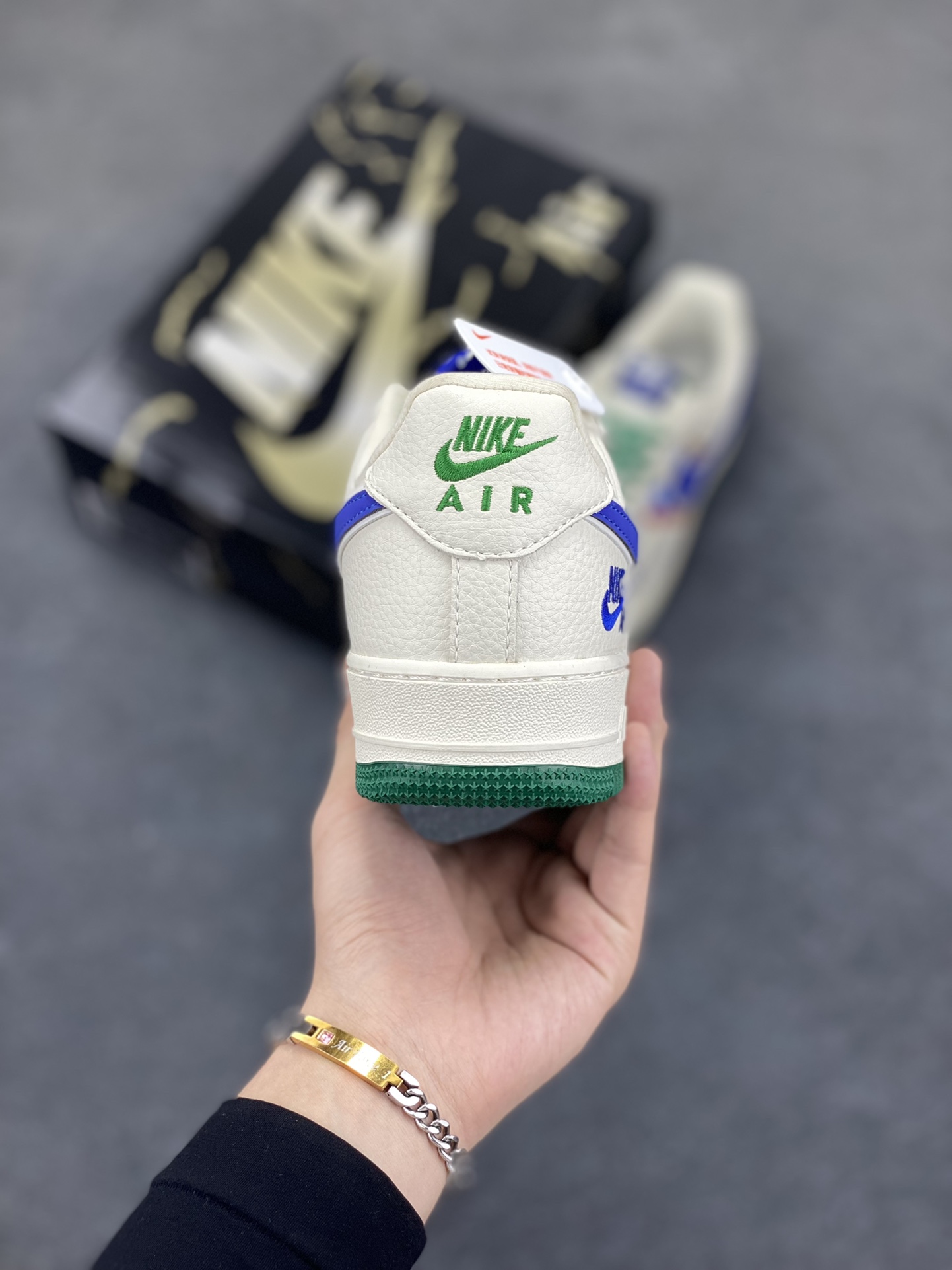 图片[4]-Nike Air Force 1 \’07 Low “NIKE联名——米蓝绿拼接”空军一号 低帮 运动鞋 休闲鞋 折边针车 工艺难度大 原楦头原纸板 原装鞋盒 定制五金配件 内置全掌气垫 原厂鞋底 货号：KJ1688-001 尺码：36 36.5 37.5 38 38.5 39 40 40.5 41 42 42.5 43 44 44.5 45-选品中心