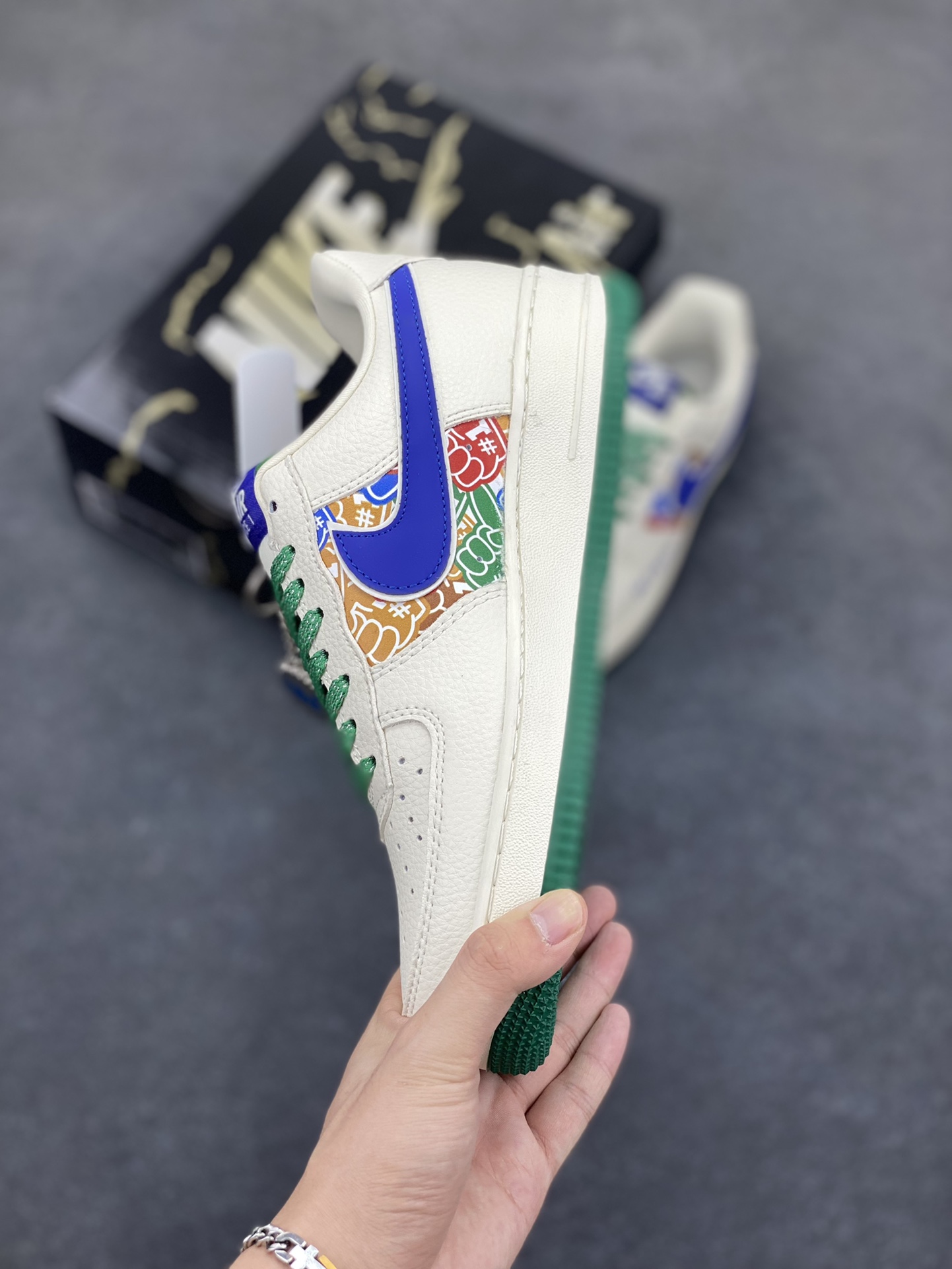 图片[3]-Nike Air Force 1 \’07 Low “NIKE联名——米蓝绿拼接”空军一号 低帮 运动鞋 休闲鞋 折边针车 工艺难度大 原楦头原纸板 原装鞋盒 定制五金配件 内置全掌气垫 原厂鞋底 货号：KJ1688-001 尺码：36 36.5 37.5 38 38.5 39 40 40.5 41 42 42.5 43 44 44.5 45-选品中心
