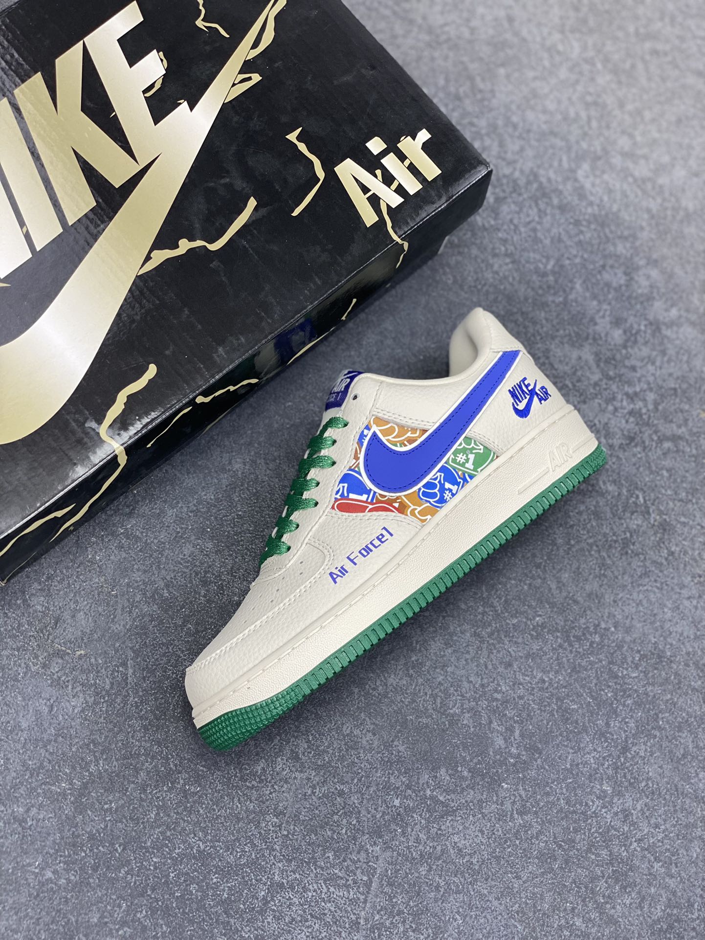 图片[7]-Nike Air Force 1 \’07 Low “NIKE联名——米蓝绿拼接”空军一号 低帮 运动鞋 休闲鞋 折边针车 工艺难度大 原楦头原纸板 原装鞋盒 定制五金配件 内置全掌气垫 原厂鞋底 货号：KJ1688-001 尺码：36 36.5 37.5 38 38.5 39 40 40.5 41 42 42.5 43 44 44.5 45-选品中心