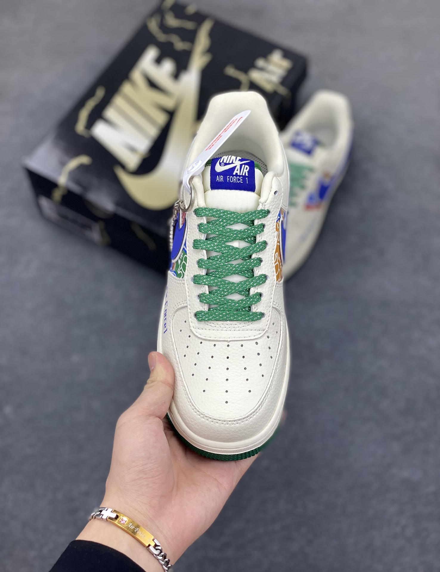 图片[2]-Nike Air Force 1 \’07 Low “NIKE联名——米蓝绿拼接”空军一号 低帮 运动鞋 休闲鞋 折边针车 工艺难度大 原楦头原纸板 原装鞋盒 定制五金配件 内置全掌气垫 原厂鞋底 货号：KJ1688-001 尺码：36 36.5 37.5 38 38.5 39 40 40.5 41 42 42.5 43 44 44.5 45-选品中心