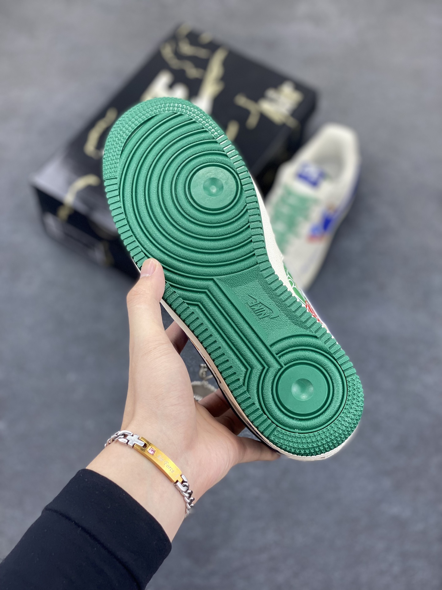 图片[5]-Nike Air Force 1 \’07 Low “NIKE联名——米蓝绿拼接”空军一号 低帮 运动鞋 休闲鞋 折边针车 工艺难度大 原楦头原纸板 原装鞋盒 定制五金配件 内置全掌气垫 原厂鞋底 货号：KJ1688-001 尺码：36 36.5 37.5 38 38.5 39 40 40.5 41 42 42.5 43 44 44.5 45-选品中心