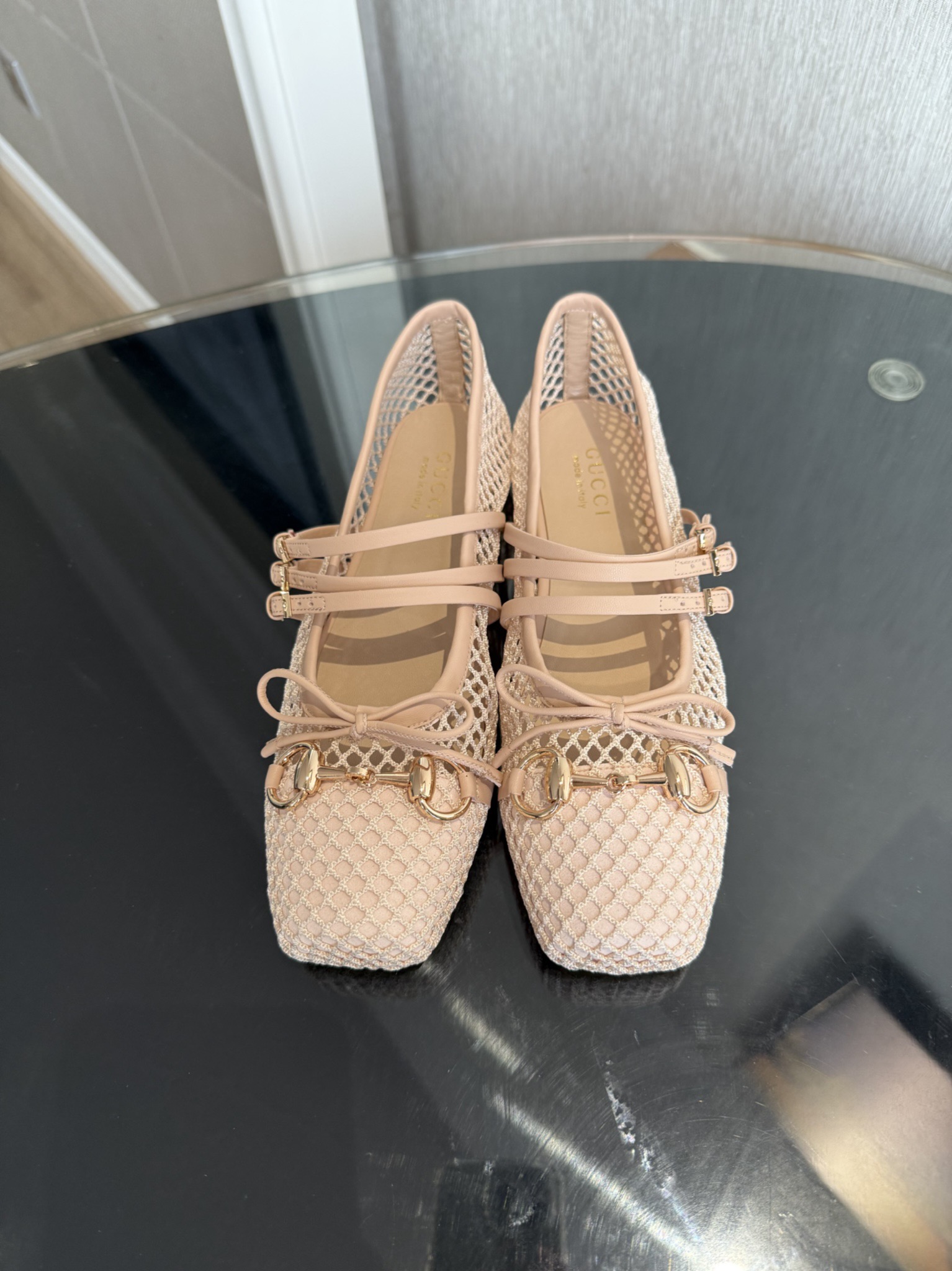 NO:670067,GuCC 2025 early autumn 25 series new flat ballet shoes horsebit new small square toe shoes, square toe design with elegant bow details, classic, refined, elegant and playful fashionable flat shoes, creating an excellent wearing experience. Sweet college style and lightweight fabric original custom mesh fabric lining/foot pads high-end custom sheepskin lining high flat sole outsole Italian leather sole size 35-42) 40 41 42 customized, non-returnable).  Mesh, ballet shoes, gucci, flats, sheepskin19860909GuCC 2025早秋25系列新品平底芭蕾鞋马衔扣新款小方头单鞋,鞋头方形设计搭配雅致的蝴蝶结细节,经典精致优雅俏皮时髦平底鞋,打造出色的穿着体验.甜美学院风轻便 面料原版定制网眼面料 内里／垫脚高端定制羊皮里 跟高平底 大底意大利真皮底 尺码35-42）40 41 42定做,不退换）. 网面,芭蕾舞鞋,gucci,flats,sheepskin,Women's Shoes