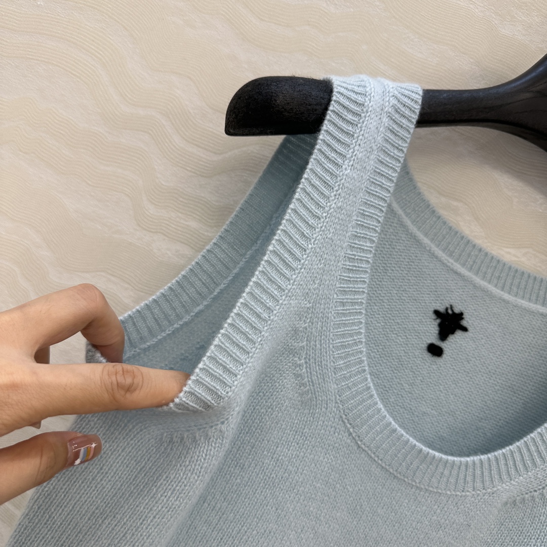 独家首发❤️原单品质MissD长期主义，新品冰蓝色羊绒小背心！气质U领经典版型显瘦绝绝子！原版定制徳国机