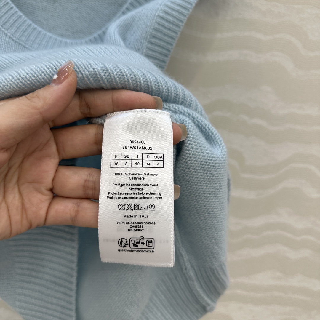 独家首发❤️原单品质MissD长期主义，新品冰蓝色羊绒小背心！气质U领经典版型显瘦绝绝子！原版定制徳国机