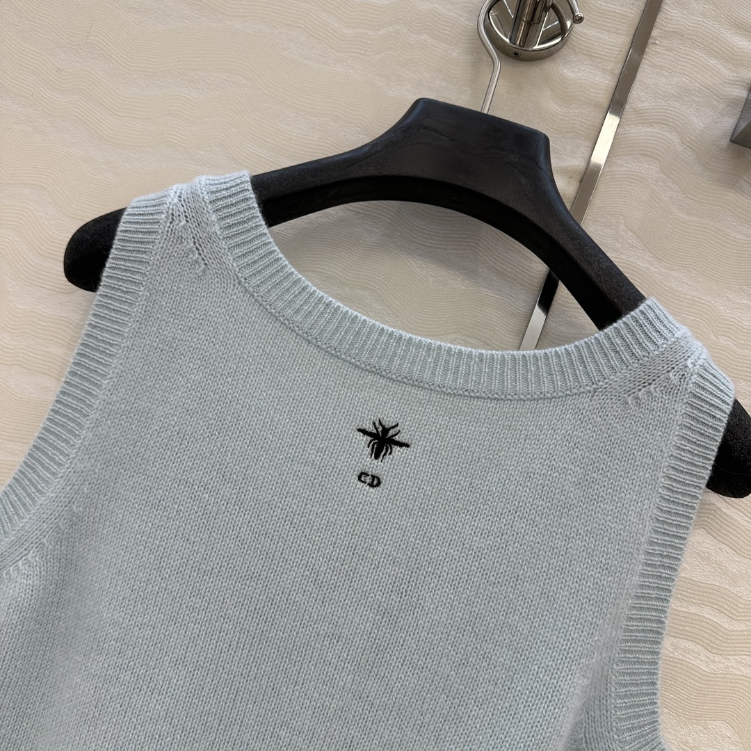 独家首发❤️原单品质MissD长期主义，新品冰蓝色羊绒小背心！气质U领经典版型显瘦绝绝子！原版定制徳国机