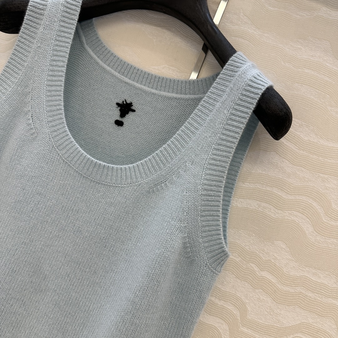 独家首发❤️原单品质MissD长期主义，新品冰蓝色羊绒小背心！气质U领经典版型显瘦绝绝子！原版定制徳国机