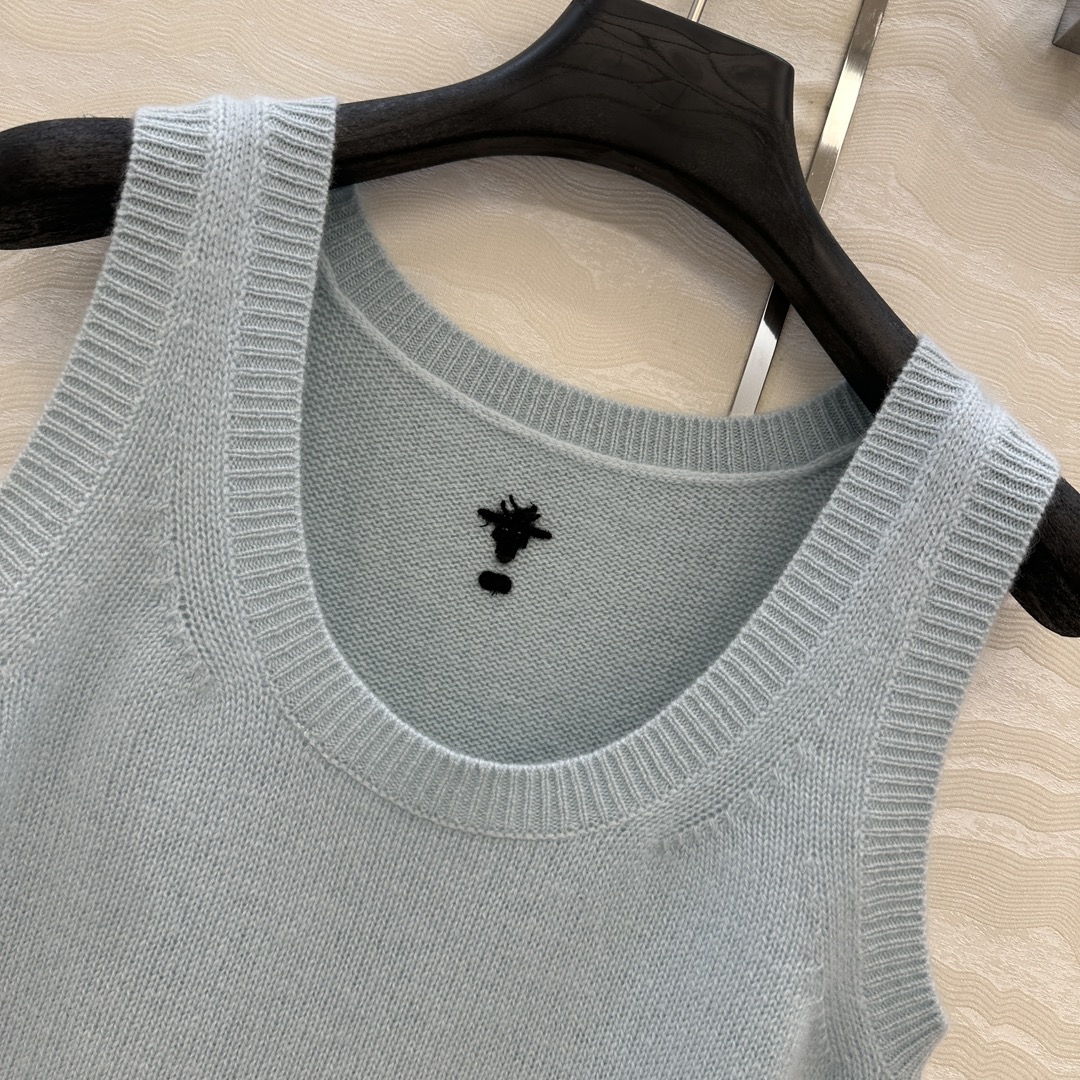 独家首发❤️原单品质MissD长期主义，新品冰蓝色羊绒小背心！气质U领经典版型显瘦绝绝子！原版定制徳国机